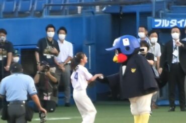 つば九郎、鈴木美羽さんの始球式を見守る 2022/8/7