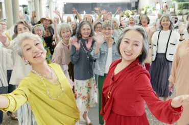 中尾ミエ＆近藤サト、グレーヘア女性を引き連れウオーキング　「ビゲン グレイスタイル」新CM「グレイヘアを楽しもう」編