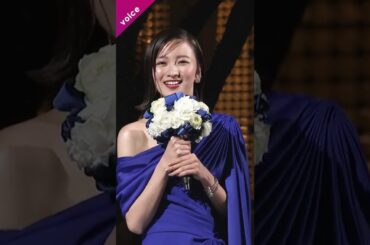 岡崎紗絵、スリットが深すぎてきわどい美太もも露わ　六本木ヒルズけやき坂イルミネーション点灯式