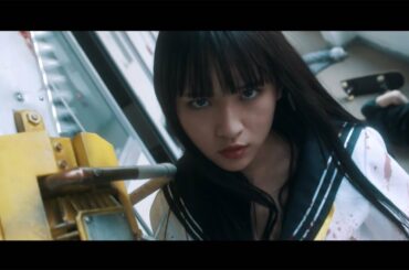 浅川梨奈、血まみれでチェーンソー振り回す！　映画「血まみれスケバンチェーンソーRED 」（前編）予告編