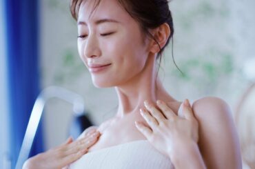 松本まりか、美肌全開！脚＆腕＆デコルテ…“うるおいつやライン”に注目　「ニベア プレミアムボディミルク モイスチャー」ウェブCM