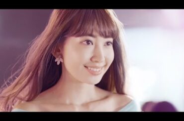 小嶋陽菜、大人なドレスで美脚披露　『シック ハイドロ シルク 敏感肌用』新CM「Flower」篇