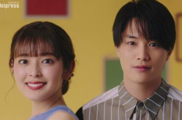 鈴木伸之&矢作穂香、カラフルな衣装で花占い レジーナクリニック新TVCM「花占い篇」