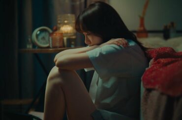 飯豊まりえ、CMで“すらり美脚”披露　楽曲は「BiSH」の「GRUNGE WORLD」