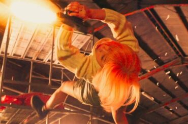 橋本環奈、宙を舞いながら銃撃！超絶アクションお披露目　映画「バイオレンスアクション」特報