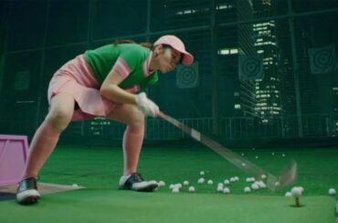 “夜ふかし”の郡司さん、とんでもないゴルフスイング！　「SOYJOY」の新ウェブCMに出演