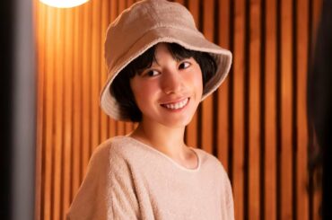 夏帆、サウナを楽しむ！キュートなポンチョ＆ハット姿披露　ウォンテッドリー新CM「それならPerk」編＆メーキング