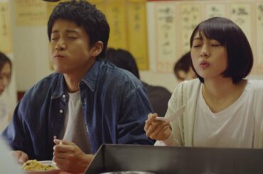 小栗旬、木崎ゆりあが“兄妹”に　無言でチャーハン頬張る