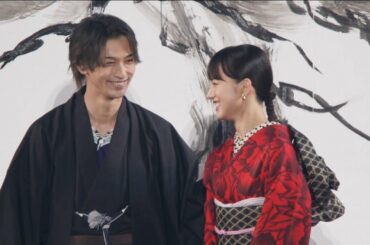 横浜流星の漢気！清原果耶の肩をそっと抱き寄せ優しくエスコートをする！　『第35回 マイナビ 東京ガールズコレクション 2022 AUTUMN/WINTER』