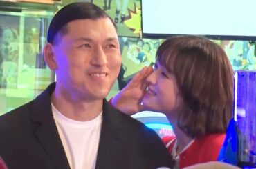 髙橋ひかる＆オードリー春日、ラブラブ密着も　カップル役演じ思わず照れ笑い？　和気あいあいの撮影現場公開　「DMM TV」新CMメーキング