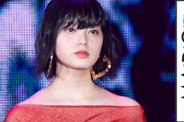 欅坂46平手友梨奈、赤シースルー×穴あきダメージ黒パンツ　パンツから網タイツちらり　「ガールズアワードS／S」