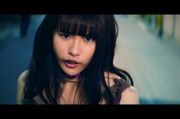 浅川梨奈、制服を破り捨てゲームキャラに変身　ゲーム「放置少女」CMでツンデレ女子高生に