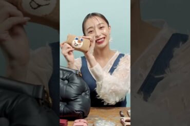 宇垣美里の“ちょっぴりオタク”なバッグの中身を拝見！｜Shorts｜ ELLE Japan