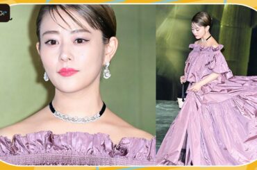 高畑充希、フラメンコモチーフのボリュームドレスで大胆肩出し　「クリスチャン・ディオール、夢のクチュリエ」展プレビュー