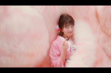 岡崎紗絵、2メートル超の巨大ネコに包まれる！？（CM やわもちアイス ／岡崎紗絵）