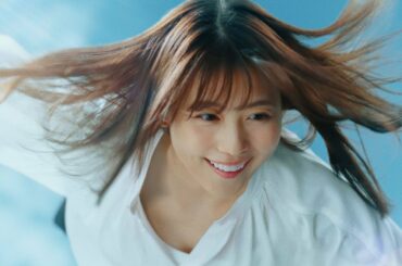 有村架純、華麗に空を飛び回る！　CM初のワイヤアクションに挑戦　東芝新テレビCM「出発」編