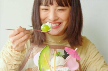 大友花恋、フルーツパフェを前に満面の笑み！　岡山を味わい尽くす欲張りな旅へ　「旅色FO-CAL」