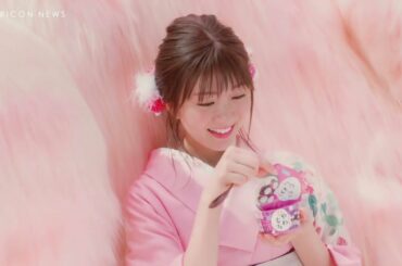 岡崎紗絵、巨大なネコに包まれメロメロ！？「心が和らぎました」　井村屋 やわもちアイス「やわらかなきもち」篇