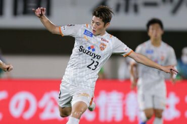 鈴木 唯人がディフェンスに囲まれながらもボールを持ち運び、右足で冷静にループシュート！ボールは枠内に吸い込まれ、清水が前半終了間際に同点に追いつく【第25節のピックアップゴール】