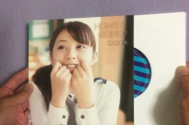 てんちむ上半身ジャケの神前美月（橋本甜歌）『HOW'S IT GOING?』のアナログレコードを眺めて触って・・