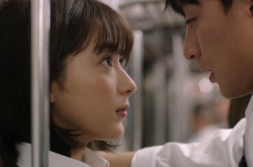 GENERATIONS白濱亜嵐、平祐奈を電車内で“壁ドン”　2人の恋の行方は…　W主演映画「10万分の1」特報解禁