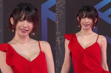 えなこ、胸元ざっくりドレスで大胆ボデイ披露　『WEIBO Account Festival 2022』授賞式