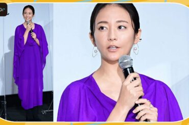 木村文乃、サイドスリットから美脚チラ見せ　透け感ワンピで登場　映画「七人の秘書 THE MOVIE」初日舞台あいさつ