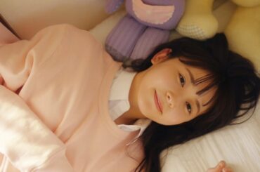 久間田琳加、制服姿でベッドにゴロン　可愛らしい鼻歌も　桜井ユキも出演「ノーシンピュア」シリーズ新CM「今日は無理しない」編