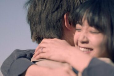 深川麻衣、CMでブルーハーツ熱唱　吉沢亮と全力で抱き合い…　「アイプリモ」新CMが公開