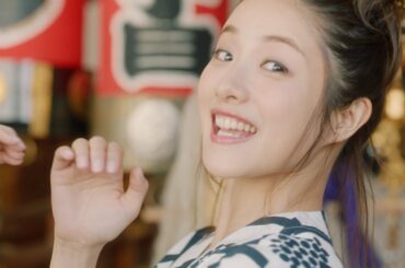 石原さとみ、茅場町散策「せいや！　せいや！」と“エアみこし”　「天ぬき」にも挑戦