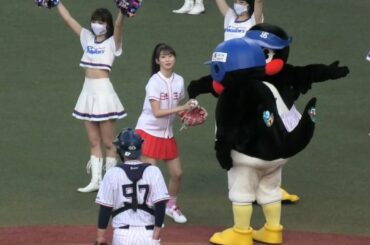 つば九郎、モーニング娘｡'21 牧野真莉愛さんの始球式を見守る