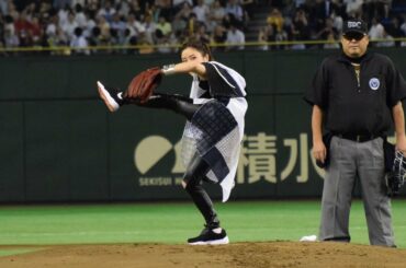 石原さとみ、始球式で“マサカリ投法”　本家・村田兆治が伝授　『サントリー ドリームマッチ 2015』