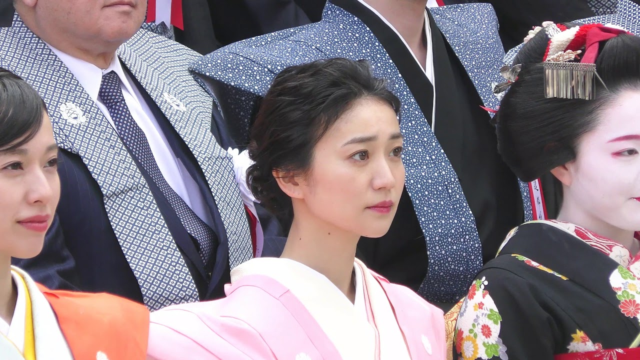 大島優子 戸田恵梨香 記念撮影 成田山不動尊節分祭2020 大島優子 戸田恵梨香 記念撮影 成田山不動尊節分祭2020