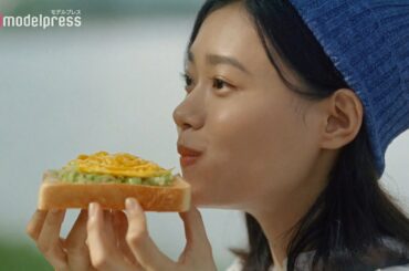 杉咲花、パンを頬張り笑顔 おいしいものを求め旅へ Pasco新CMシリーズ「つれづれパン日記」
