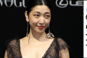 安藤サクラ、胸元ざっくりセクシードレスで魅了　「VOGUE JAPAN Women of the Year 2016」授賞式