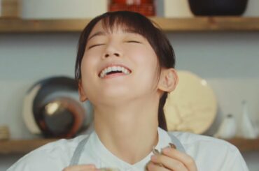 吉岡里帆、舞茸の香りにウットリ…　「綾鷹」ウェブ動画でクッキング