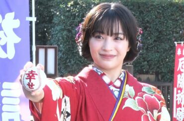 広瀬すず、晴れ着姿で華麗な投球フォーム披露　撮影一発OKに“村神様”絶賛？「センスある」　富士フイルム新CM＆メーキング