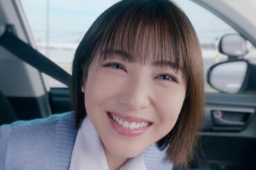 浜辺美波、助手席からグイグイ超接近！キュートな教習所の教官に　JA共済新CM「JAの自動車共済クルマスター」