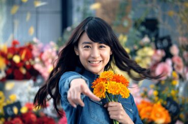 山本美月が爽やか決めポーズ　波瑠＆香椎由宇らと「ジーユー」新CMに　「GU JEANS」編