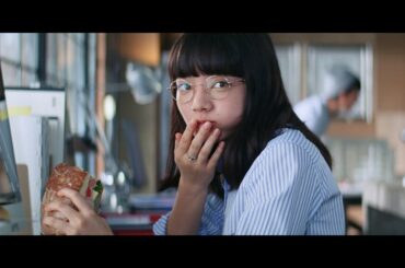 めがね女子・小松菜奈、疲れ顔から華麗に変身　『インテグレート』新TVCM“「がんばってる」を顔に出さない。”篇