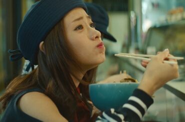 石原さとみ、肩開きマリンファッションで浦安散策　豪快に海鮮丼を…