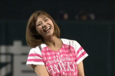 【プロ野球パ】西内まりやさんが始球式、惜しくもノーバン投球ならず 2015/05/09 H-E