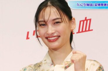 大政絢、スリットワンピで大人のレイヤードコーデ　優しげカラーで秋ムード