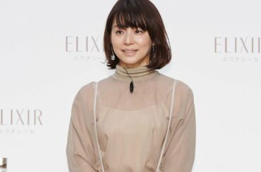 石田ゆり子、透け感トップス×ワイドパンツでシンプルに　ナチュラルカラーで柔らかムード