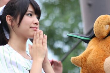 モデル久松郁実さん 笑顔が素敵ノーバン始球式