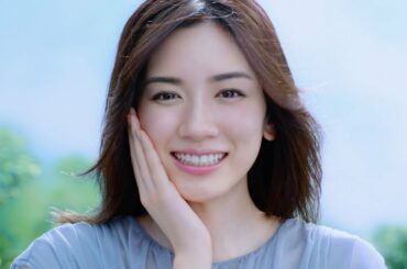 永野芽郁、抜群の透明感＆笑顔で「雪肌精」新CM　メーキングで無邪気なポーズも