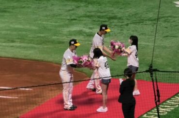 HKT48(田中美久・松岡はな)からSB栗原・真砂へ花束贈呈 2021.4.29