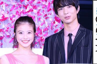 今田美桜、美背中見せドレスで魅了　「花晴れ」一茶とクリスマスツリー点灯式
