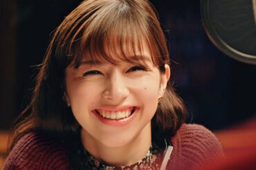 中条あやみ、無邪気な小悪魔っぷりで小籔千豊を翻弄　ジーユー新CM「無敵カーデ」