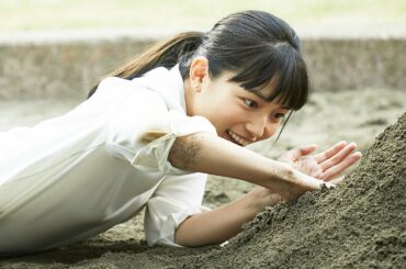 川口春奈、砂場で寝転びながらトンネル作り　立派な“まち”が完成！　熊谷組新CM「砂場でまちづくり」編＆メーキング